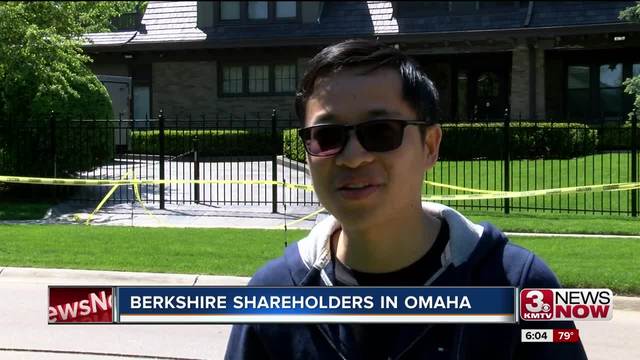 Thousands of people fill arena to hear from Warren Buffett